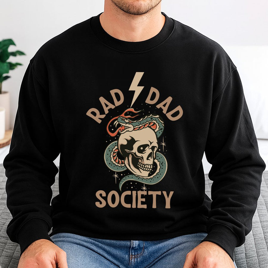 Sweat-shirt Rad Dad Society | Motif tatouage tête de mort et serpent | Mélange de coton premium | Cadeau amusant de fête des Pères 2026 pour les nouveaux papas