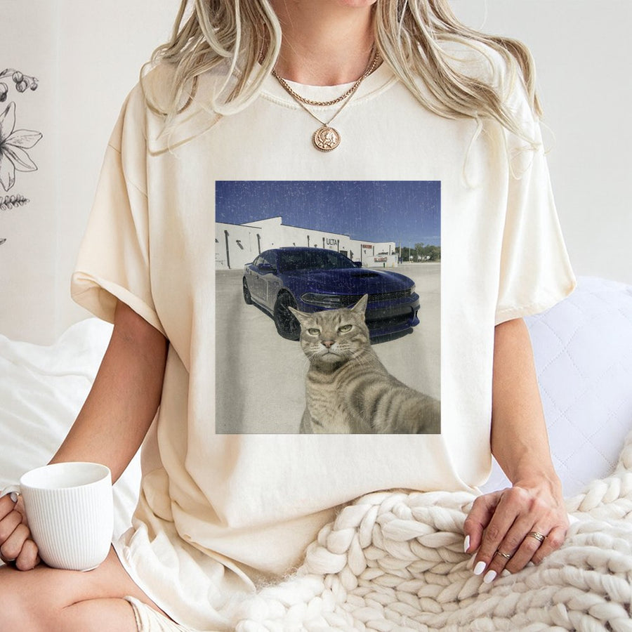 Funny Cat Selfie T-Shirt | Retro Car Meme Graphic Design | 100% Cotton Premium Unisex Tee | Humorous Gift For Cat Lovers And Car Enthusiasts