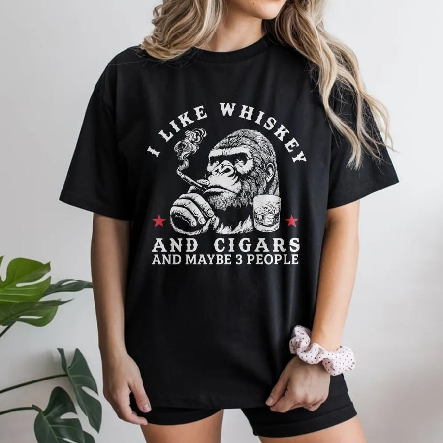 T-shirt Whiskey et Cigares | Motif drôle de gorille introverti | T-shirt premium 100 % coton | Cadeau unique pour homme, amateur de whisky, cadeau d’anniversaire