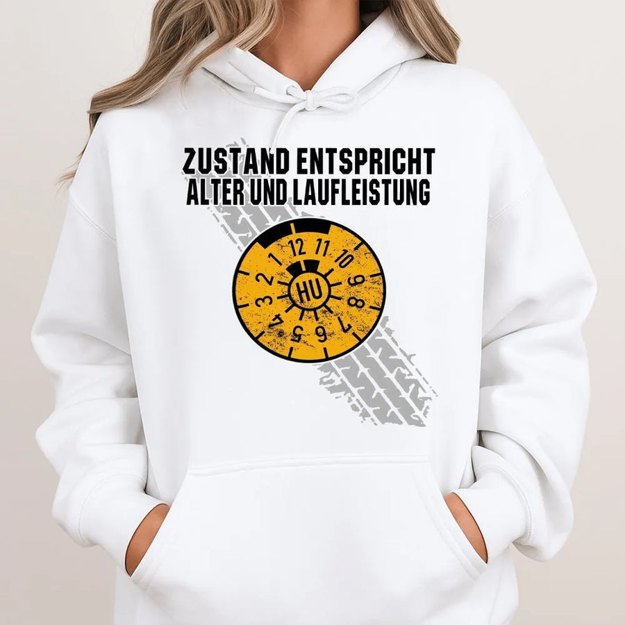 Zustand Entspricht Alter Und Laufleistung Hoodie | Lustiger Auto Spruch mit TÜV Plakette | Premium Unisex Pullover | Geschenk für Autofans & Schrauber