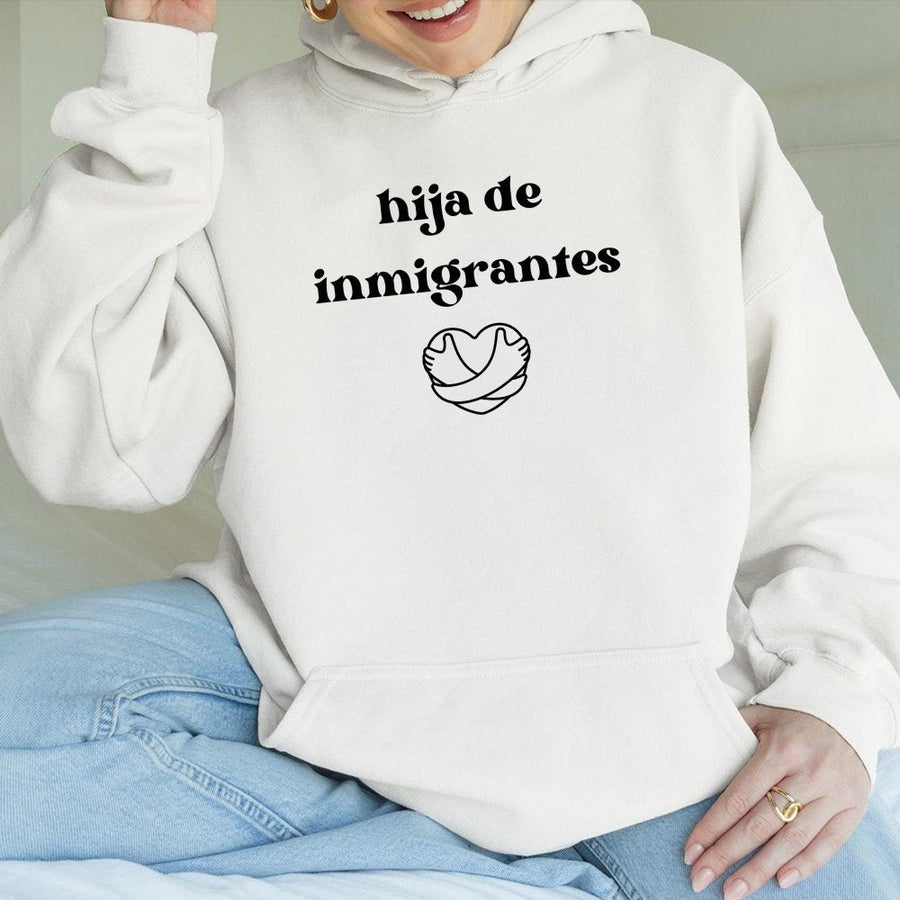 Sweat à capuche Hija De Inmigrantes | Sweat graphique célébrant l’héritage latino | Vêtement haut de gamme en coton mélangé | Cadeau significatif pour une fille de la première génération
