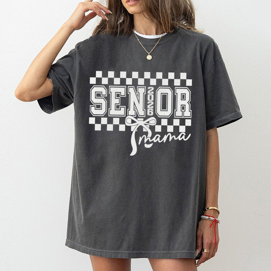 Senior Mama 2026 T-Shirt | Coquette Bow Checkered Aesthetic | Premium Cotton Graphic Tee | Graduation Gift for Mom of Senior