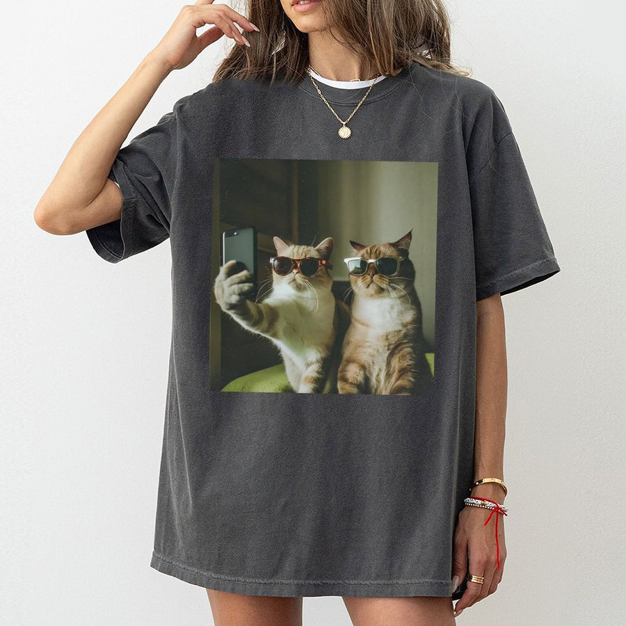 Cat Selfie T-Shirt | Funny Retro Kitten Graphic Design | 100% Cotton Premium Tee | Unique Cat Lover Gift for Men and Women