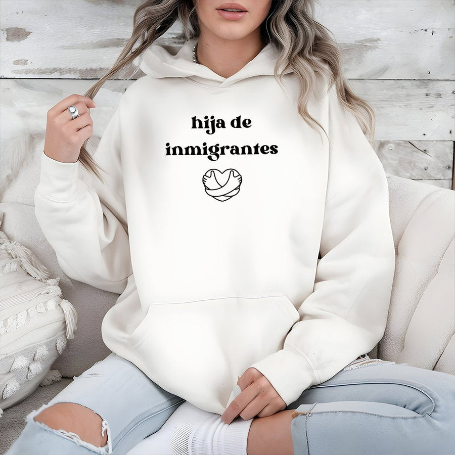 Sweat à capuche Hija De Inmigrantes | Sweat graphique célébrant l’héritage latino | Vêtement haut de gamme en coton mélangé | Cadeau significatif pour une fille de la première génération