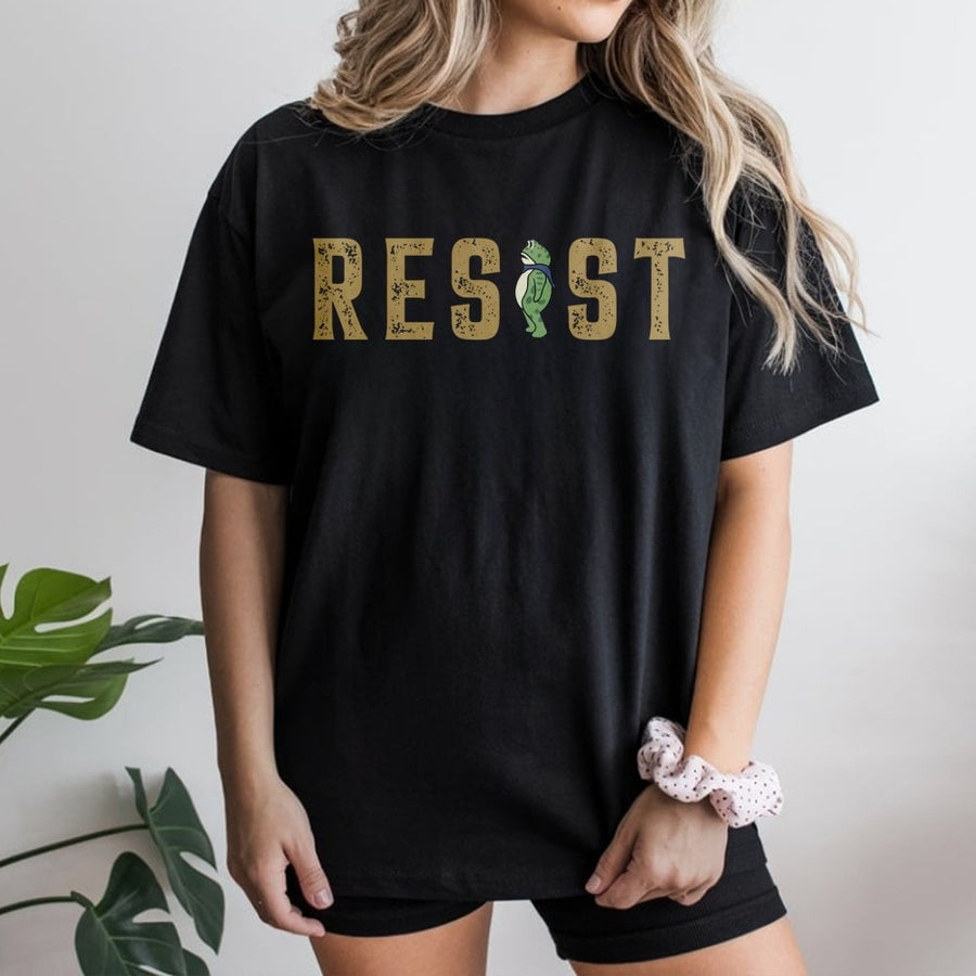 Resist Frog Graphic T-Shirt | Retro Grunge Typography Design | Premium Soft Cotton | Funny Animal Lover Gift For Men And Women