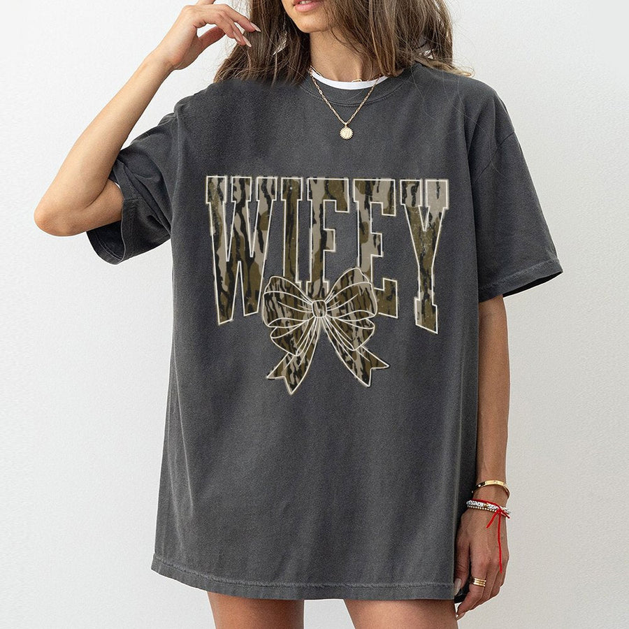 Wifey Camo Bow T-Shirt | Trendy Coquette Aesthetic Graphic Top | Premium 100% Cotton | Cute Bridal Shower Gift for Bride Newlywed Wife