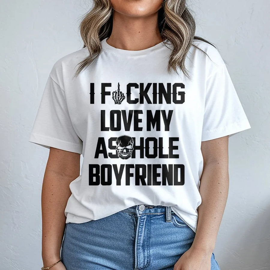 T-shirt à message « J’adore mon petit ami connard » | Design avec citation humoristique sarcastique | 100 % coton doux haut de gamme | Idée de cadeau amusant pour une petite amie