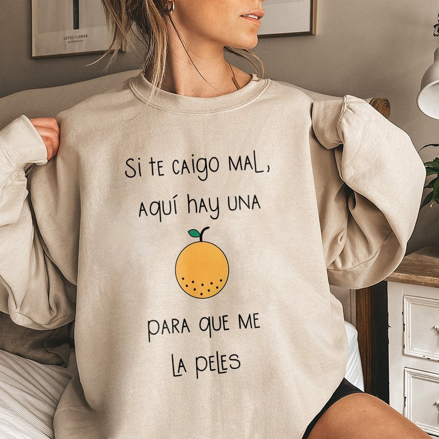 Si Te Caigo Mal Sweatshirt | Funny Spanish Quote Graphic Print | Soft Cotton Blend Unisex Pullover | Latino Hispanic Gift for Friends