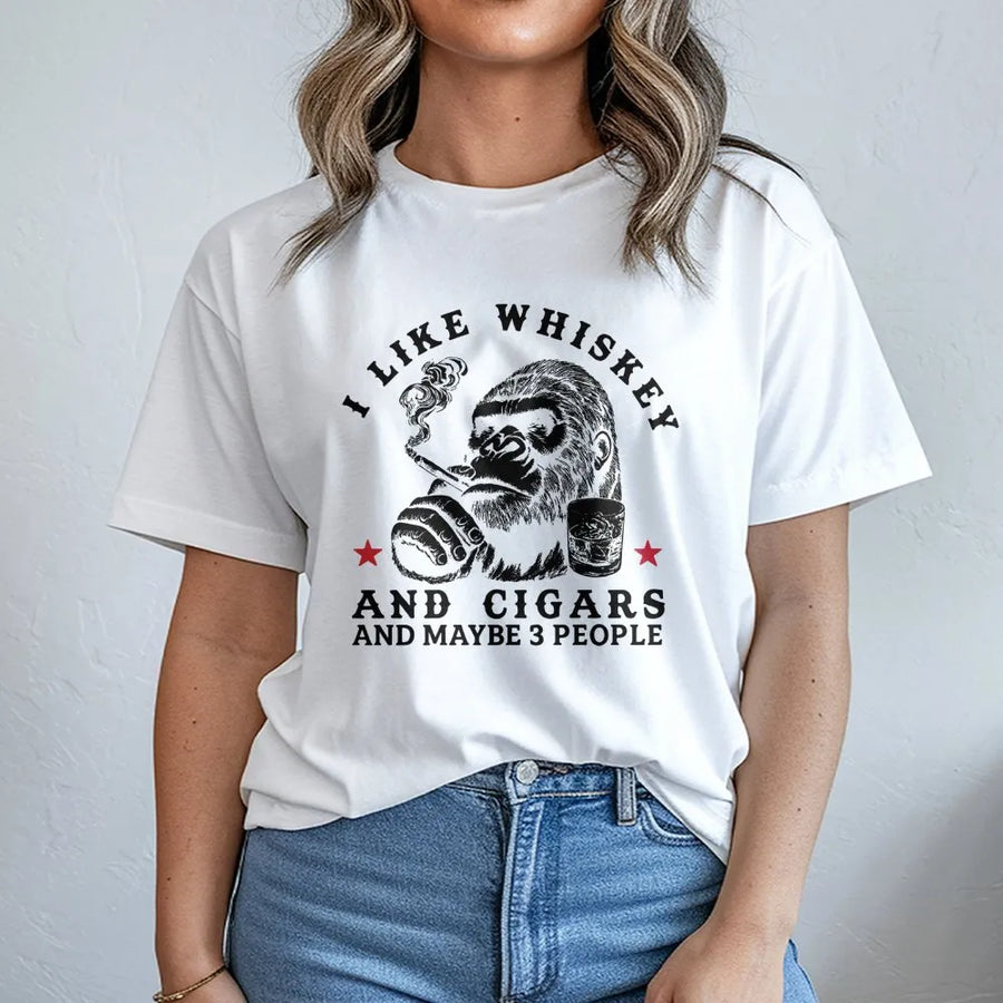 T-shirt Whiskey et Cigares | Motif drôle de gorille introverti | T-shirt premium 100 % coton | Cadeau unique pour homme, amateur de whisky, cadeau d’anniversaire