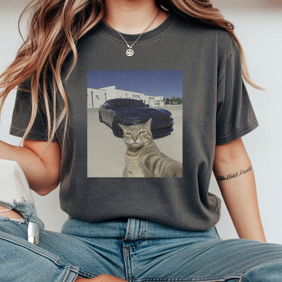 Funny Cat Selfie T-Shirt | Retro Car Meme Graphic Design | 100% Cotton Premium Unisex Tee | Humorous Gift For Cat Lovers And Car Enthusiasts